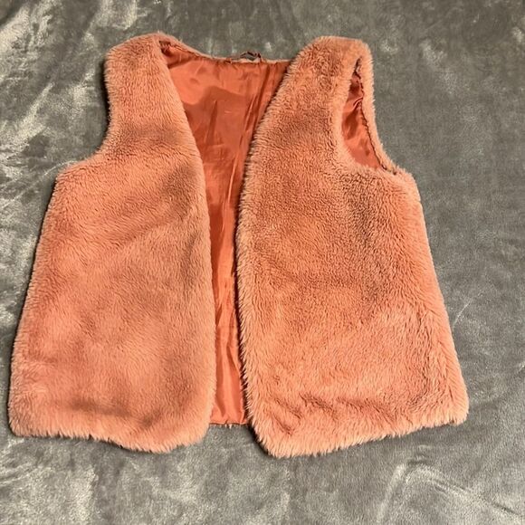 Girls fuzzy vest. Pink - Picture 1 of 5